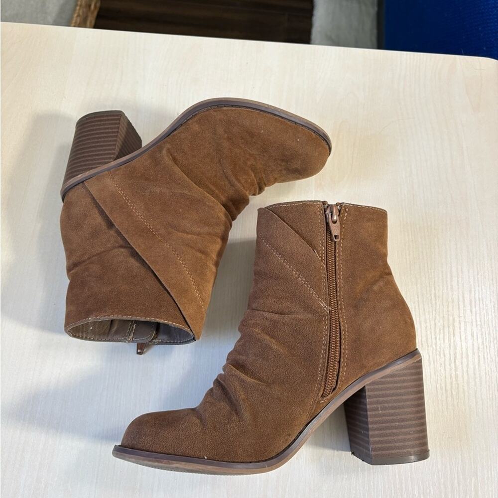 Size 6 Universal Thread Liddie Slouch Faux Suede Ankle Boots Heel Cognac Brown - Picture 2 of 8